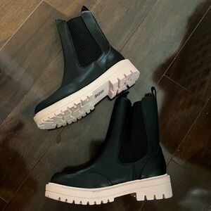 Like New - Soda - Women's Size 7.5 - Slip-On Black 1 1/2" Platform Boots